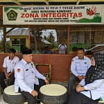 Bincang-bincang Lepas Bapak Kemenag Tanah Datar dengan Kepala MTsN 2 Tanah Datar di Kursi dan Meja Hasil Karya dari Peserta didik sembari menikmati Keindahan Alam di MTsN 2 Tanah Datar