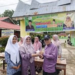 Keluarga Besar MTsN 2 Tanah Datar Bagikan Takjil kepada Masyarakat