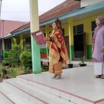 MTsN 2 Tanah Datar Melaksanakan Upacara Bendera Peringati Hari Guru Nasional ke-80 dengan Tema “Merawat Semesta dengan Cinta”