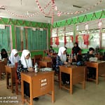 MTsN 2 Tanah Datar Melaksanakan Kegiatan Kokurikuler Pembuatan Ecobrick, Hasilkan Plang Nama Madrasah Yang Ramah Lingkungan