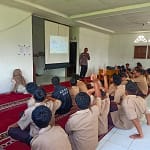 Bapak Bhabinkamtibmas Menjadi Pemateri Pesantren Ramadhan di MTsN 2 Tanah Datar, Membahas Bahaya Pergaulan Bebas dan Narkoba