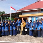Semarak HUT RI ke-81: Keluarga Besar MTsN 2 Tanah Datar Ikuti Upacara Bendera di Lapangan Nagari Supayang
