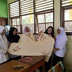 Melestarikan Budaya Minangkabau, MTsN 2 Tanah Datar Melaksanakan Kegiatan Kokurikuler Menjahit Kapalo Samek