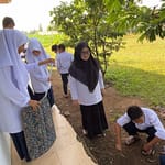 Tingkatkan Kenyamanan Ibadah, MTsN 2 Tanah Datar Melaksanakan Kegiatan “GEBER MAS” di Musala Madrasah